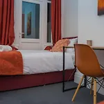 The Private Villa, Northampton Centre, 9 Beds, 5 Bedrooms, Sleeps 12
