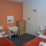 The Private Villa, Northampton Centre, 9 Beds, 5 Bedrooms, Sleeps 12