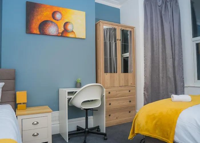 The Private Villa, Northampton Centre, 9 Beds, 5 Bedrooms, Sleeps 12