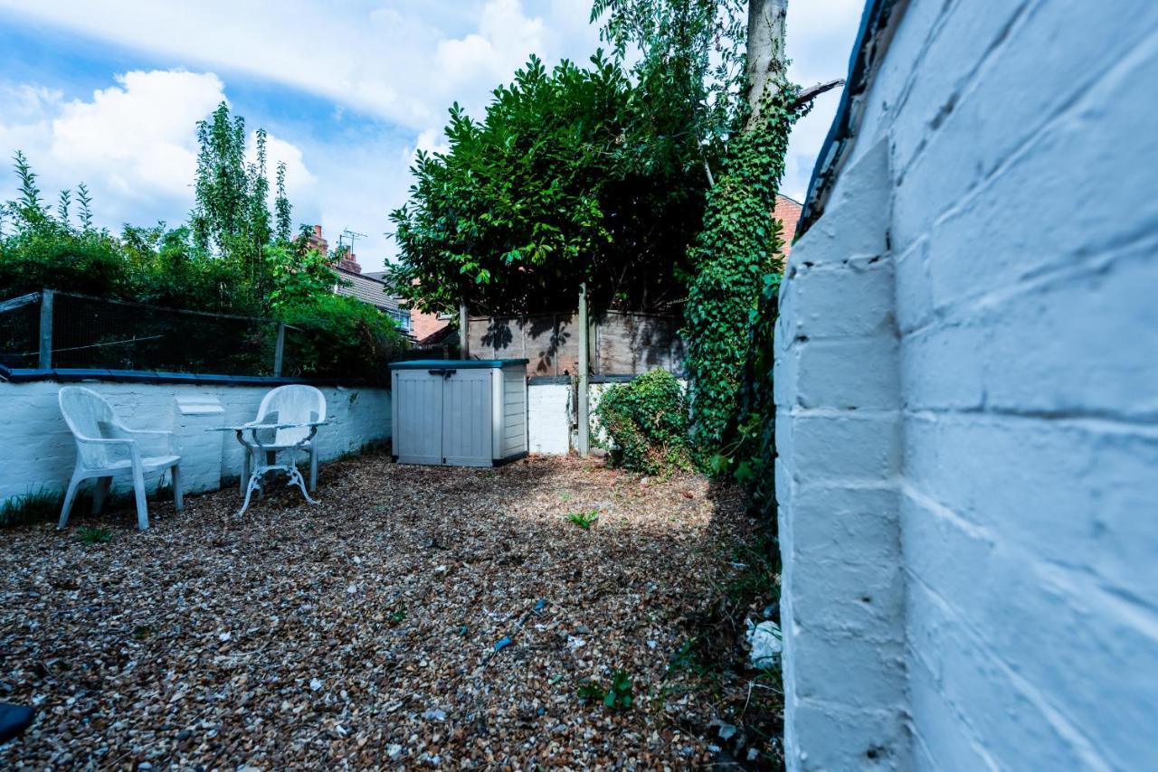 The Private Villa, Centre, 9 Beds, 5 Bedrooms, Sleeps 12 * Northampton