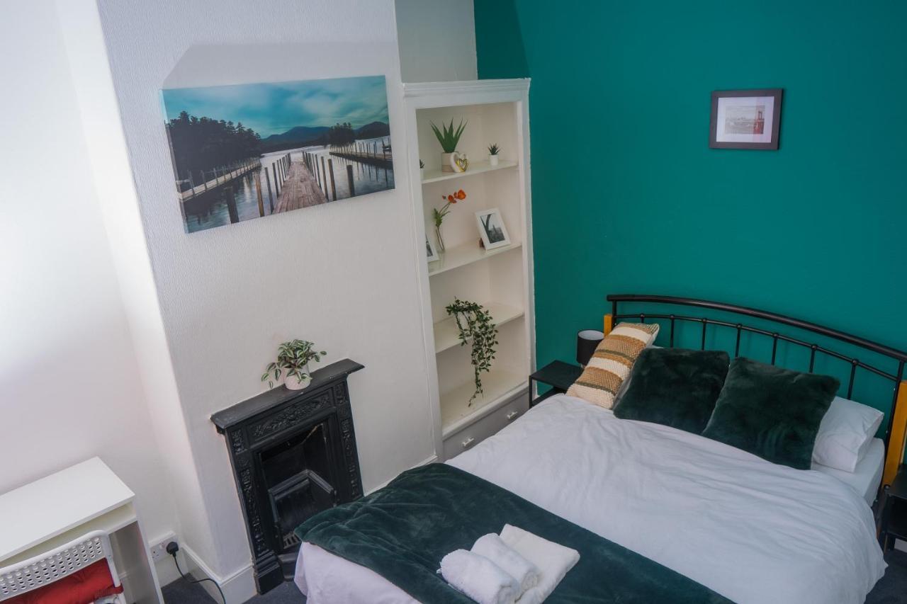 The Private Villa, Centre, 9 Beds, 5 Bedrooms, Sleeps 12 Northampton