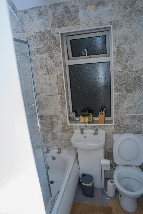 The Private Villa, Centre, 9 Beds, 5 Bedrooms, Sleeps 12 Northampton