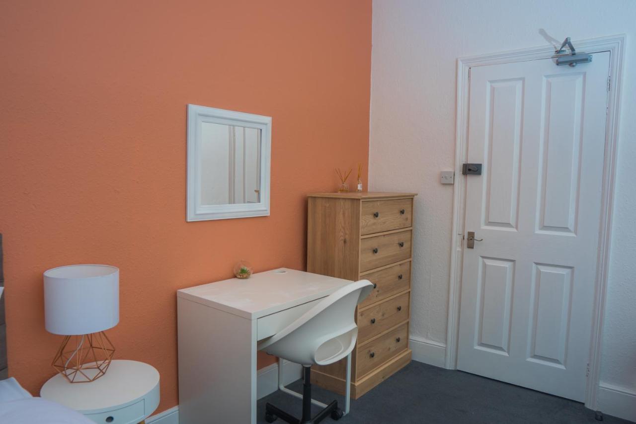 The Private Villa, Centre, 9 Beds, 5 Bedrooms, Sleeps 12 * Northampton