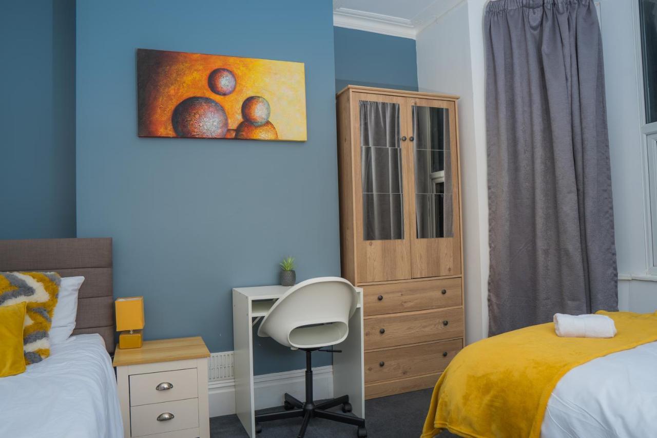 The Private Villa, Centre, 9 Beds, 5 Bedrooms, Sleeps 12 Northampton