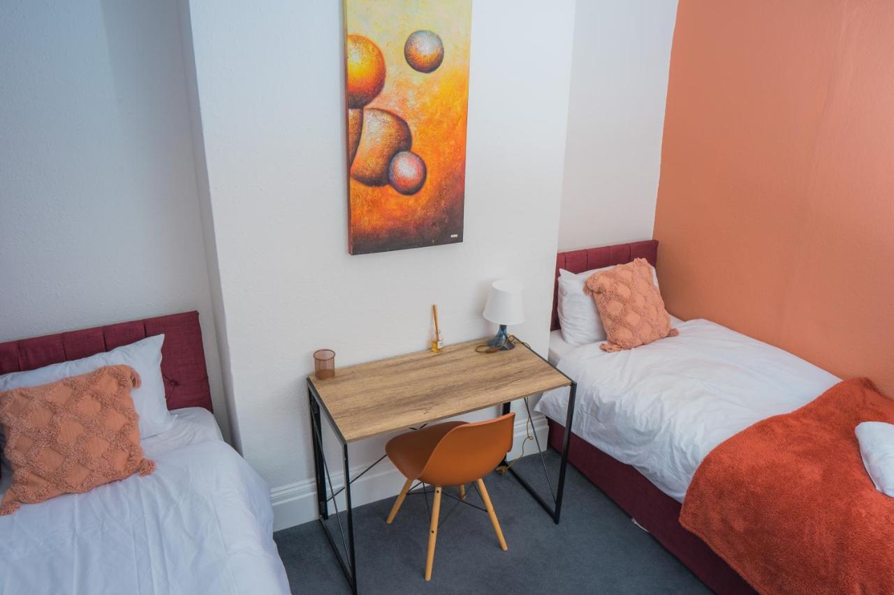 The Private Villa, Centre, 9 Beds, 5 Bedrooms, Sleeps 12 Сasa de vacaciones Northampton