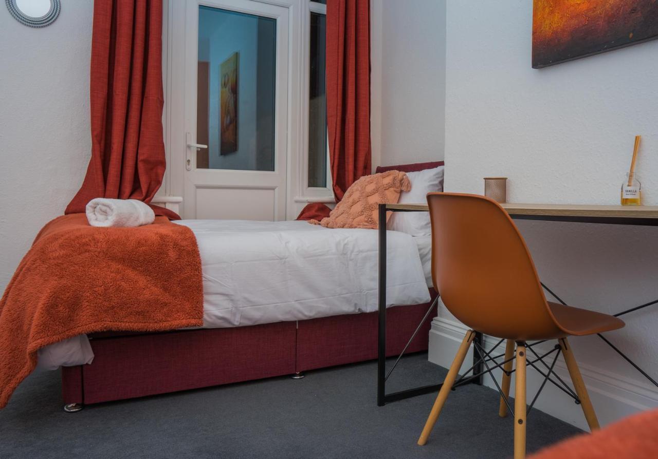 The Private Villa, Centre, 9 Beds, 5 Bedrooms, Sleeps 12 * Northampton