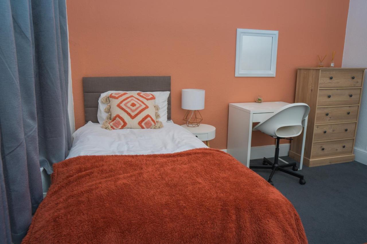 The Private Villa, Centre, 9 Beds, 5 Bedrooms, Sleeps 12 Northampton